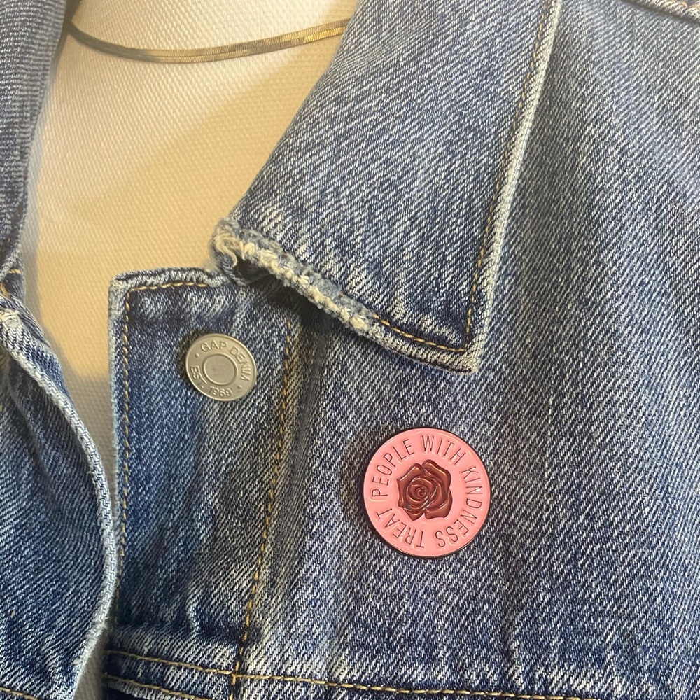 "Treat People With Kindness" metal pin 🌹🌹🌹